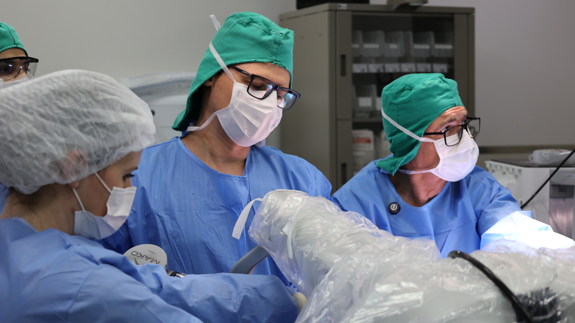 A nossa equipe é formada por ortopedistas especialistas no diagnóstico e no tratamento das doenças do quadril, em que, juntos, colecionam mais de três décadas de experiência na área.