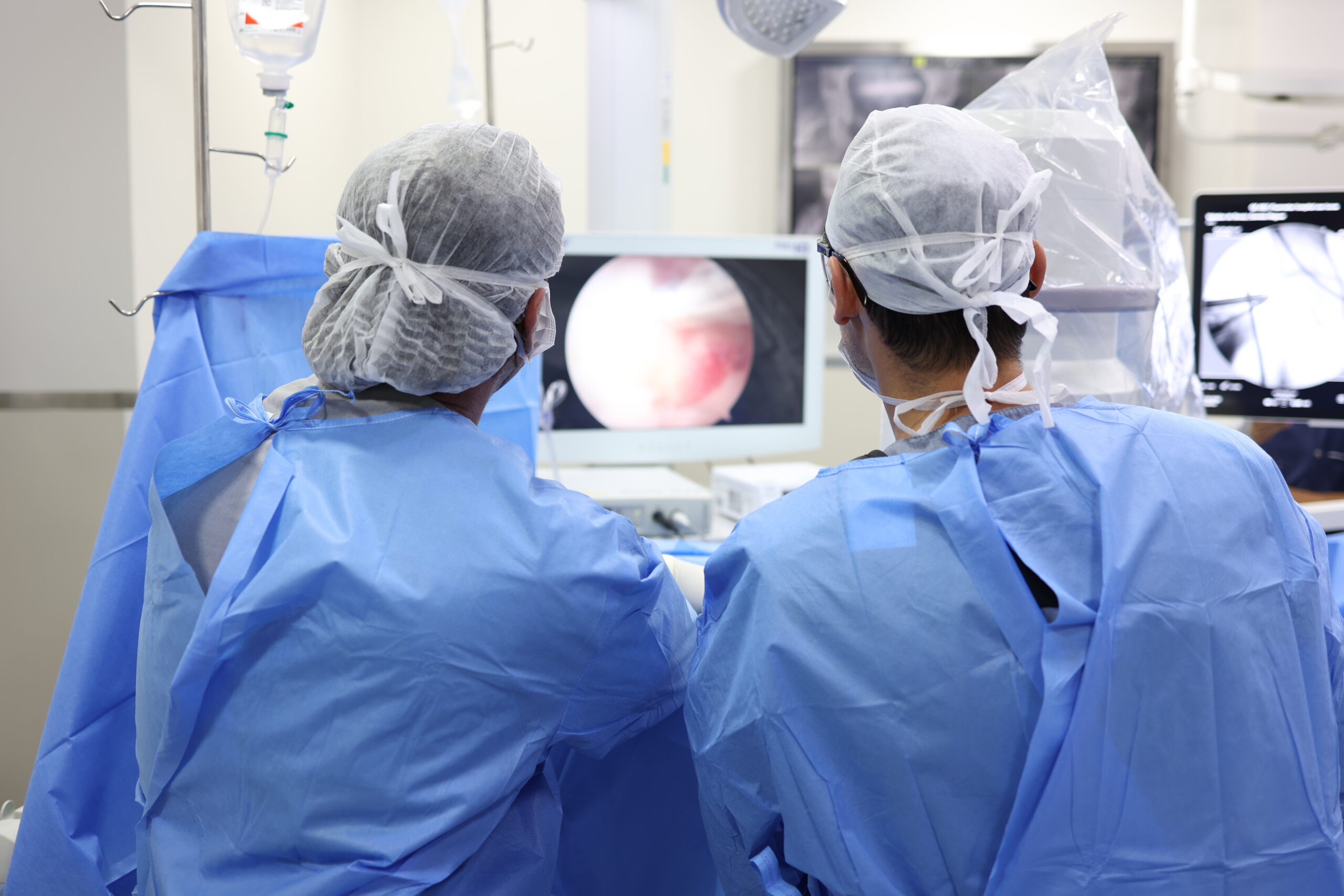 A grande vantagem da cirurgia de quadril por vídeo é o seu caráter minimamente invasivo, que se traduz em uma recuperação mais ágil. Na maioria dos casos, os pacientes recebem alta no mesmo dia da cirurgia, o que é um grande avanço em comparação com as abordagens tradicionais.